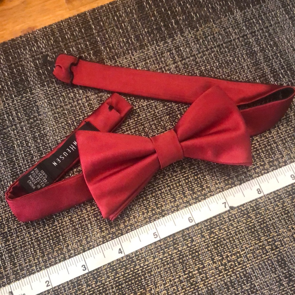Red bow tie - Picture 3 of 8